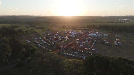 Ambiente-Romántico-Al-Atardecer-Sobre-Un-Mercado-De-Agricultores-Forestales-Con-Puestos-Y-Productos-En-Los-Bosques-Argentinos