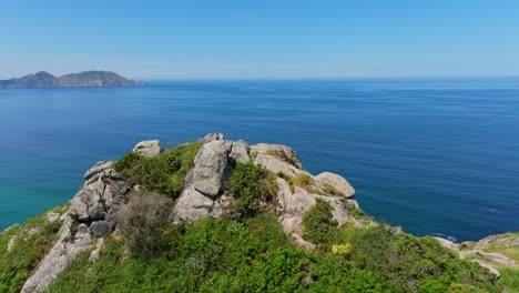 Schroffer-Felsbrocken-Mit-Vegetation-In-Der-Nähe-Von-Cabo-Home-In-Pontevedra,-Spanien