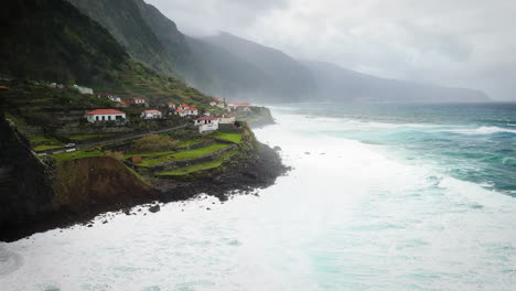 Vista-épica-De-Madeira,-Sao-Vicente,-Mar-Agitado-Y-Hermoso-Pueblo.