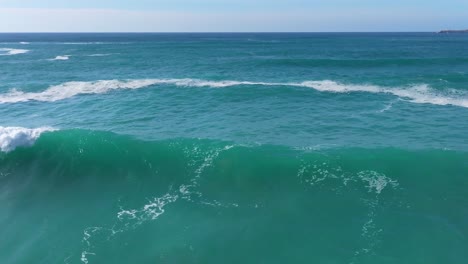 Riesige-Raue-Wellen-über-Dem-Ufer-Von-Praia-De-Valcovo,-Gemeinde-Arteixo,-A-Coruña,-Spanien