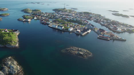 Descubriendo-La-Hermosa-Ciudad-Noruega-De-Henningsvaer-Desde-El-Aire