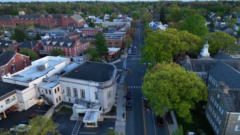 Luftaufnahme-Eines-Nahenden-Fluges-über-Einer-Amerikanischen-Stadt-Mit-Verkehr-Auf-Der-Kreuzung-In-Der-Abenddämmerung