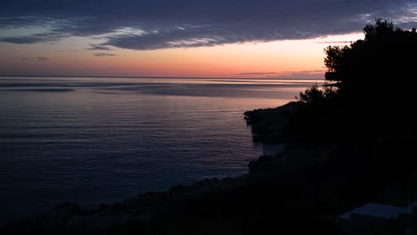 Sanfte-Wellen-In-Der-Abenddämmerung-An-Der-Adriaküste