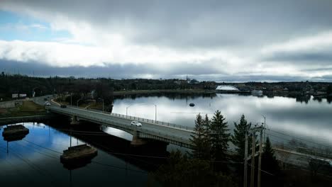 Toma-Aérea-Estática-De-Un-Drone-Puente-De-La-Pequeña-Ciudad-Turística-Del-Lago-Kenora-Ontario-Canadá