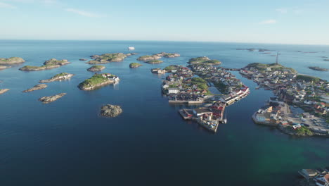 Fantástica-Vista-Aérea-De-La-Ciudad-De-Henningsvaer-Y-Sus-Pequeñas-Islas,-Con-Hermosos-Colores-Del-Atardecer.