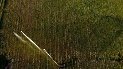 Vista-Aérea-Del-Campo-De-Riego-De-Irrigadores-En-La-Isla-Sur-De-Nueva-Zelanda.