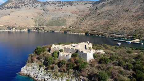 Die-Festung-Von-Porto-Palermo-Zeichnet-Sich-Durch-Ihre-Beeindruckende-Dreieckige-Form-Aus