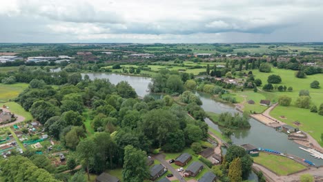 Toma-Aérea-Que-Captura-La-Belleza-Del-Paisaje-Del-Parque-Wicksteed-Durante-El-Día-En-Inglaterra