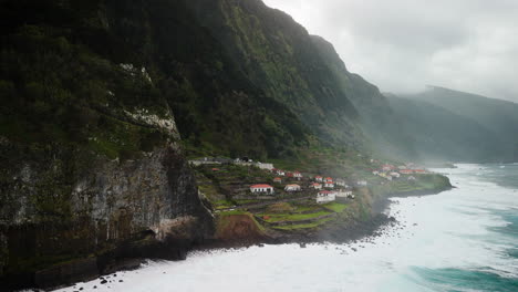 calm-wide-shot,-peaceful-Madeira-village,-coastal-area-in-Portugal