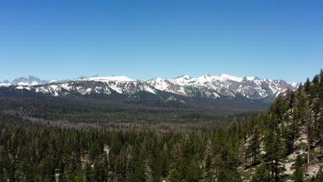 Snow-capped-Sierra-Nevada-mountains-under-clear-blue-sky-in-California,-USA