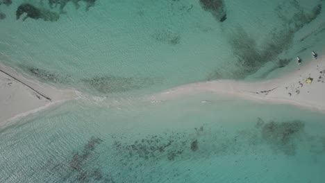 Una-Estrecha-Franja-De-Arena-Entre-Aguas-Turquesas-En-Una-Playa-Tropical,-Vista-Aérea