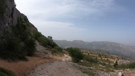 Parche-De-Caminata-De-Montaña,-Amplia-Vista-Del-Paisaje-Natural-A-Gran-Altitud