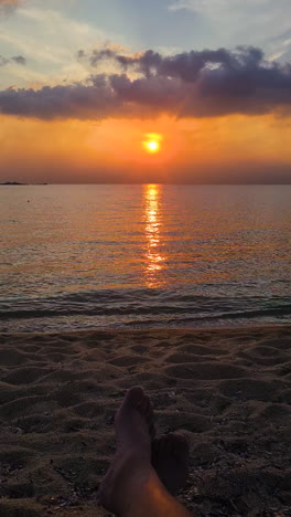 Vídeo-Vertical,-Puesta-De-Sol-Sobre-El-Horizonte-Del-Mar-Mediterráneo-Y-Playa-De-Arena