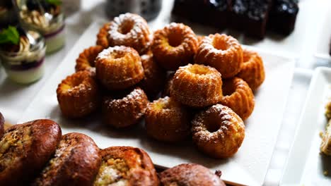 Mini-Pasteles-Dulces-Con-Azúcar-En-Polvo-En-Un-Plato-Blanco,-República-Checa