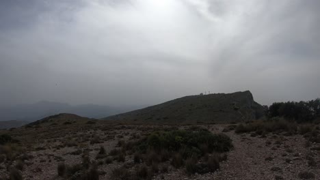 Caminata-Con-Vista-A-La-Montaña-Caminata-Paisaje-De-Vegetación-De-Gran-Altitud,-Alicante,-España