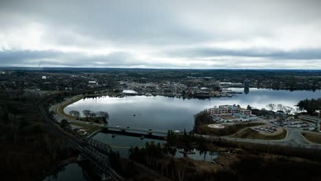 Toma-Aérea-De-Drones-De-La-Pequeña-Ciudad-Turística-Del-Lago-Kenora-Ontario-Canadá