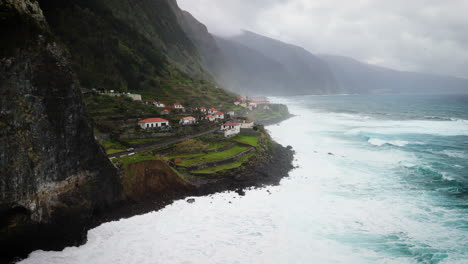 Hermoso-Pueblo-Costero-En-Madeira,-Sao-Vicente,-Costa-Agitada