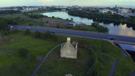 Retroceso-Y-Ascenso-Desde-El-Castillo-De-Terryland-En-El-Río-Corrib,-Galway,-Irlanda,-Junto-A-La-Bulliciosa-Autopista