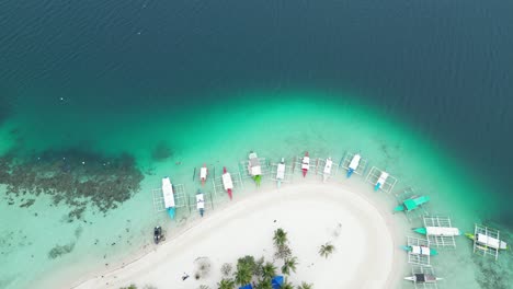 Turismo-En-Bote-En-El-Banco-De-Arena-De-La-Isla-Tropical-Pass-En-Coron,-Vista-De-Drones