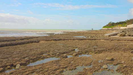 Zufälliger-Felsiger-Strand-In-La-Rochelle,-Frankreich