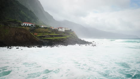 Revelación-Del-Océano-De-Madeira,-Vista-De-Drones-Fpv-Del-Pueblo-De-Sao-Vicente-Y-El-Mar-Agitado