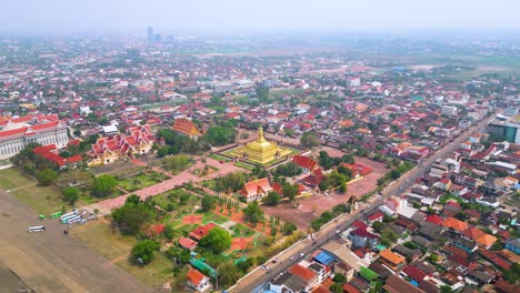 Descripción-Aérea-Del-Famoso-Templo-Pha-That-Luang,-Vientiane,-Laos