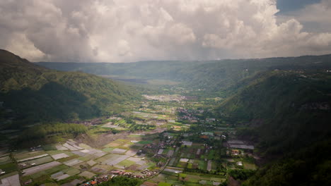 Campos-Agrícolas-Con-Niebla-Al-Amanecer-Cerca-Del-Monte-Batur-En-Bali,-Indonesia