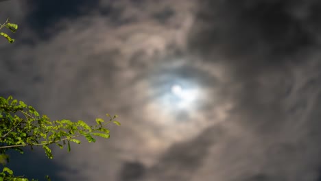 Lapso-De-Tiempo-De-La-Luna-En-Una-Noche-Nublada