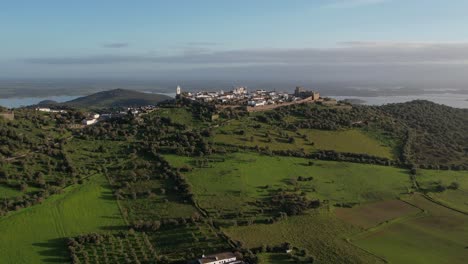 Puesta-De-Sol-Sobre-El-Pueblo-Medieval-De-Monsaraz