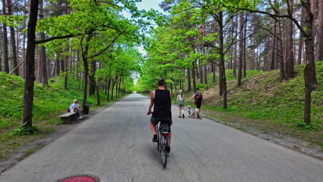 Paseo-En-Bicicleta-Deportivo-Dentro-Del-Parque-Mezaparks-En-Riga,-Letonia,-Espacio-Verde-Relajante