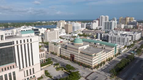 Luftbild-Der-Innenstadt-Von-West-Palm-Beach-Im-Hyperlapse