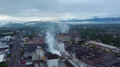 Hermosa-Vista-Aérea-Con-Drones-De-La-Zona-Industrial-De-La-Ciudad-De-Córdoba,-Veracruz,-México