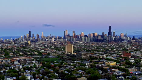 Aerial-view-over-the-Humbolt-Park-district,-toward-downtown-Chicago,-sunrise