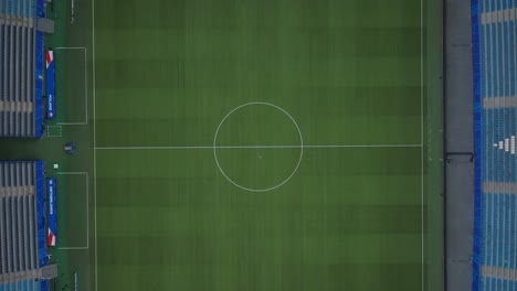 Toma-Vertical-De-Drones-Desde-El-Punto-Medio-Del-Estadio-De-Fútbol-HSV-De-Hamburgo