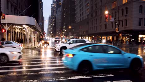 Automóviles-Circulando-Por-La-Calle-59-Oeste-Cerca-De-Central-Park-Y-La-6ta-Avenida-Durante-Una-Tarde-Lluviosa-En-La-Ciudad-De-Nueva-York