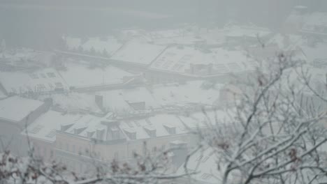 Die-Malerische-Landschaft-Prags-Ist-Mit-Dem-Ersten-Schnee-Der-Saison-Bedeckt-Und-In-Einen-Sanften-Dunst-Gehüllt,-Der-Eine-Heitere-Und-Mystische-Atmosphäre-Schafft