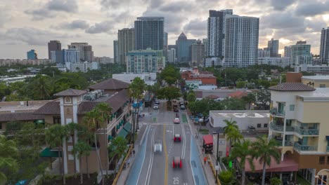 Las-Olas-Boulevard-Und-Die-Innenstadt-Von-Fort-Lauderdale,-Florida,-Luftaufnahme-Eines-Aufsteigenden-Hyperlapses-Bei-Sonnenuntergang