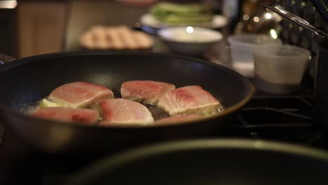 Mahi-Mahi-Fischsteaks,-Die-In-Einer-Brutzelnden-Pfanne-Mit-Butter-Gekocht-Werden