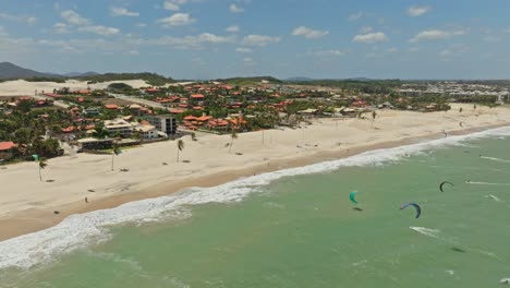 Große-Drohnenaufnahme-Des-Touristischen-Kitesurfstrandes-In-Cumbuco,-Brasilien