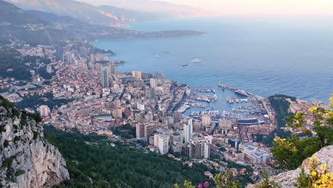 Das-Fürstentum-Monaco,-Von-Einem-Aussichtspunkt-Auf-Einer-Klippe-In-Frankreich-Aus-Gesehen,-Mit-Blick-Auf-Monte-Carlo,-Fontvieille-Und-Port-Hercule-Während-Des-Formel-1-Grand-Prix-Von-Monaco