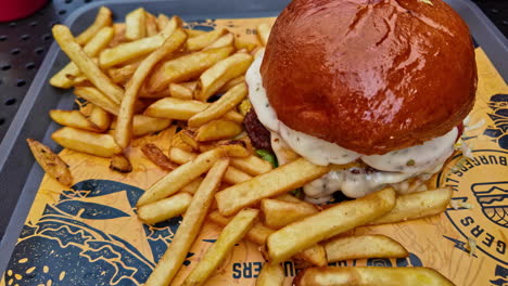 Saftiger-Burger-Mit-Pommes-Frites-Hautnah-Auf-Einem-Tablett