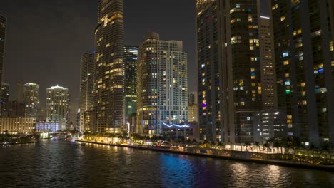 Barcos-Y-Yates-Saliendo-Del-Río-Miami-Por-La-Noche.