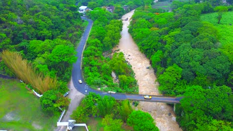 Hermosa-Vista-Aérea-Con-Drones-Del-Río-En-La-Ciudad-De-Córdoba,-Veracruz,-México