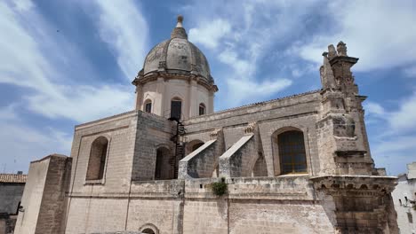 Filmische-Ansicht-Der-Kirche-Santa-Teresa-In-Monopoli,-Bari,-Italien