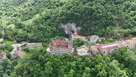 Basílica-De-Sant-Maria-Covadonga-España-Panning-Drone-Drone-Aéreo,aéreo-