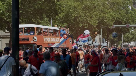 Aficionados-Al-Fútbol-Holandés-Celebrando-En-Leipzig,-Alemania,-El-Campeonato-Europeo-De-2024.