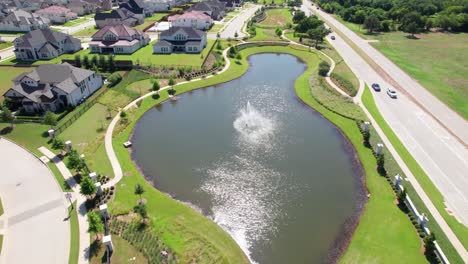 Dies-Ist-Ein-Luftbildvideo-Eines-Teichs-Im-Viertel-Vickery-Im-Copper-Canyon-In-Texas