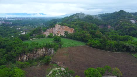 Hermosa-Vista-Aérea-Con-Drones-De-Las-Canteras-De-Mármol-De-La-Ciudad-De-Córdoba,-Veracruz,-México.