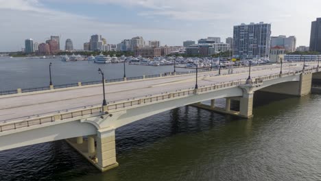 Time-lapse-of-traffic-Flagler-Memorial-Bridge-in-West-Palm-Beach,-Florida