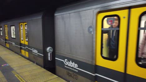 Un-Rápido-Vagón-De-Tren-Subterráneo-Llega-Al-Andén-Del-Subte-En-La-Ciudad-De-Buenos-Aires.